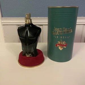Jean Paul Gaultier Le Beau Parfum - Säljer en elegant parfymflaska. Ungefär 60ml kvar av 125ml flaskan . Inköpt för 1400kr. Kommer i en stilren grön förpackning. Perfekt för den som vill ha en unik och lyxig doftupplevelse.