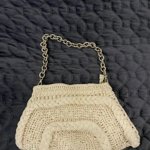Zara Bag - Säljer min Zara bag som inte kan köpas någon stans längre. Denna väska är känd för sin unikhet. Som ny. Pris kan diskuteras 