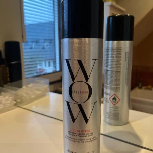 Color WowStyle on Steroids Texture Spray 262 ml - Style on Steroids ger en omedelbar volym, fyllighet och textur som håller hela dagen. Passar utmärkt för tunna, fina hår som önskar extra volym. Den har en lätt formula som ej tynger ner håret. Rek pris 359kr. Använd några gånger mycket produkt kvar!
