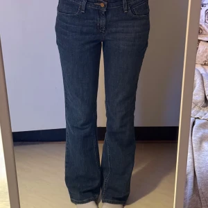 Vintage levi jeans - Vintage signature levi jeans, Low rise Bootcut 💕Midja 40, Innerbenslängd 75, Full Längd 100, Gren 22cm. Jag är 169cm lång 💕 Står ingen längd, jag brukar bära S-M och dom är lite lösa på mig, för stora i midjan. 