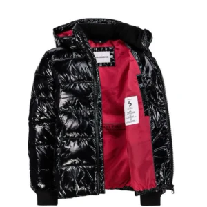 Svart och röd glansig pufferjacka  - Snygg svart glansig pufferjacka från Calvin Klein med röd insida som håller värme jätte bra under kyliga vintrar. Jackan har en huva som går att sätta på och ta av. Säljer på grund av att den inte kommer till någon användning. Men mycket bra skick förutom lite smuts som inte syns på långt avstånd. Jackan är för barn även om det står storlek medium. Skulle säga att den är i kvinnostorlek XS - S beroende på hur du vill att den ska sitta. (Jag har storlek S på jackor)