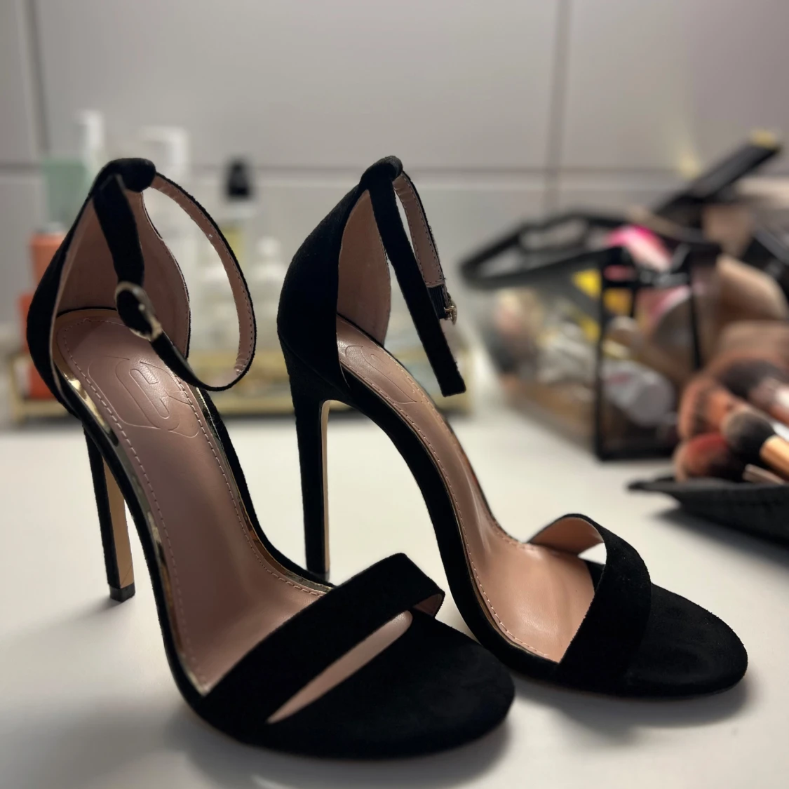 Svarta klackskor med remmar