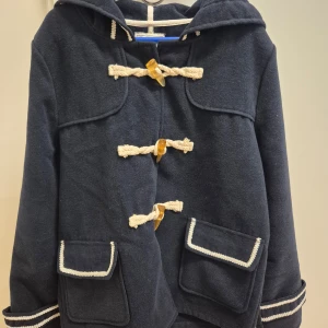 Kort marinblå duffeljacka sailor-stil - Helt ny, oanvänd utan prislapp. Står storlek L, men skulle säga XS. 