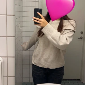 Beige stickad tröja - Säljer en mysig beige stickad tröja med långa ärmar. Jätte fint skick, jag har storlek m/s men den är väldigt oversized, fler bilder kan skickas🩷