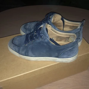 Blå sneakers från Christian Louboutin - Snygga blå sneakers i mocka från Christian Loubotin i storlek 40 skick 7/10 kartong medföljer