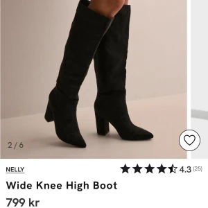 Svarta stövlar med klack - Snygga svarta stövlar med klack som når upp till knäna. Aldrig använda bara testade och köpta för 799. Pris kan diskuteras🥰