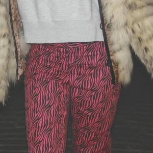Nomi uf rosa zebra mönstrade byxor - Ascoola men kommer inte till användning tyvärr. Super fint skick och är verkligen de skönaste byxorna jag äger men ändå snygga liksom