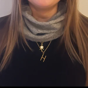 Grå buff - Säljer jättemysiga och snygga buffar som är av 100% återvunnet kashmirtyg från italien och passar alla. De är gjorda hemma men är väldigt fin kvalitet!💕💕Finns bara ett begränsat antal så passa på! 😍😍❤️❤️