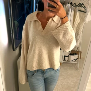 Beige stickad tröja med krage  - Mysig beige stickad tröja med v-ringad krage och långa ärmar. Perfekt för kyligare dagar och ger en avslappnad stil. Passar bra till jeans eller kjol. Köpt från Lindex och som man ser på andra bilden har den blivit lite noppig men det går nog lätt att fixa. Storlek M och säljer för 180kr💕