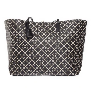 By Malene Birger väska - Snygg och rymlig shoppingväska från By Malene Birger med ett stilrent mönster i svart och beige. Väskan har svarta handtag och är perfekt för att bära med sig allt man behöver. Ett måste för den stilmedvetna! Den är i fint skick förutom fläcken på sista bilden inne i väskan. Den större modellen🥰