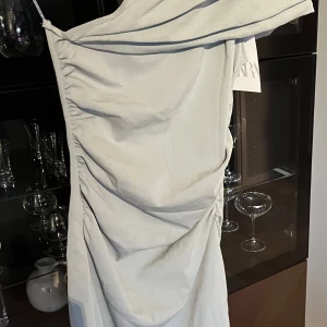 Ljusgrön klänning från Zara - Priset går att diskutera vid en snabb affär!🍀