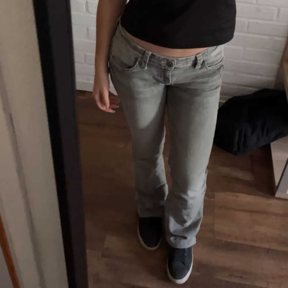 Gråa jeans med mönstring på fickorna som påminner lite om True religion, storlek 170 så passar S, lite slitet längst ner på ena benet men inget som märks. Farkut & Housut.