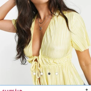 Topp/blus - Säljer dehär jättesöta gula tröjan i storlek S, pris kan diskuteras!