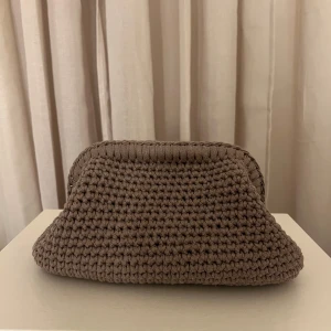 Clutchbag - beige/brun clutch bag, rymmer ganska mycket. Handgjord