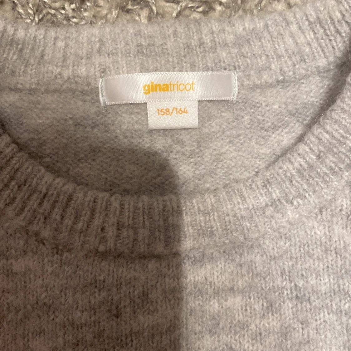 Grå stickad tröja från Gina Tricot - 90