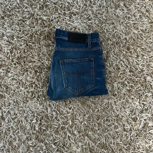 Tiger of Sweden jeans - Tja, jag säljer mina Tiger of Sweden jeans i storlek W32 L32. Storlekslappen är avklippt men enligt annonsen jag köpte ifrån så är det W32 L32. Vid mer frågor och funderingar så skriver ni till mig! 💬 