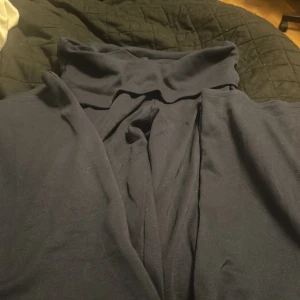 Mörkblå klänning med hög krage - Sköna yoga pants säljer då förstora men sköna och fina