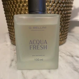 Acqua Fresh Eau de Parfum 90ml - Fräsch och uppfriskande doft från G. Bellini. Acqua Fresh Eau de Parfum kommer i en stilren, frostad glasflaska med en enkel design. Perfekt för den som söker en lätt och ren doftupplevelse.