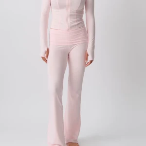 zip up tröja 🙏🏼 - säljer denna populära zip up tröjan i träningsmaterial, aldrig använd och har tillome prislappen kvar. säljer den för 300 eftersom att den bara är testad och dessutom köpt för 360 kr❤️ priset kanske kan sänkas litegrann vid snabbt köp! skriv för egna bilder🙏🏼