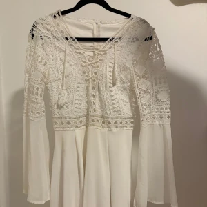 Vit spetsklänning med vida ärmar - Suuuuperfin sommarklänning passar perfekt både till vardags eller till studenten! Storlek XS men kan även passa S!  Köpt second hand men har tyvärr inte kommit till användning☺️