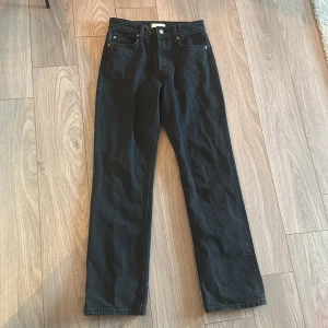 Svarta jeans från H&M - Snygga svarta jeans från H&M i klassisk femficksmodell. De har en rak passform och är tillverkade i ett slitstarkt denimtyg. Perfekta för en stilren look. Ger en kurvig figur 