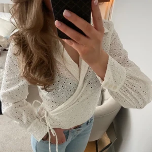 Vit omlottblus med broderade detaljer - Sälker nu denna vita blus/toppen från &otherstories med knytning i midjan. Blusen är i superbra skick✨💕