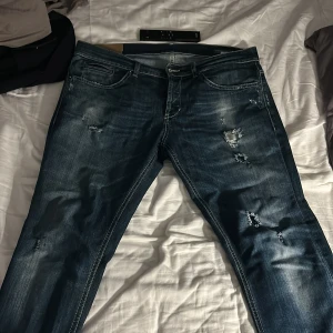 Dondup jeans - Säljer dessa snygga byxor för jag har tröttnat på dem, slitningarna är design och dem är i bra skick