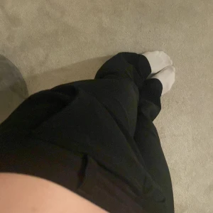 Kostymbyxor  - Superfina kostymbyxor ifrån Gina tricot! De är midwaist men man kan dra ner dom lite som jag gjort! De har även en fläck på högra benet men inget som märks av, kom privat för fler frågor💕💕