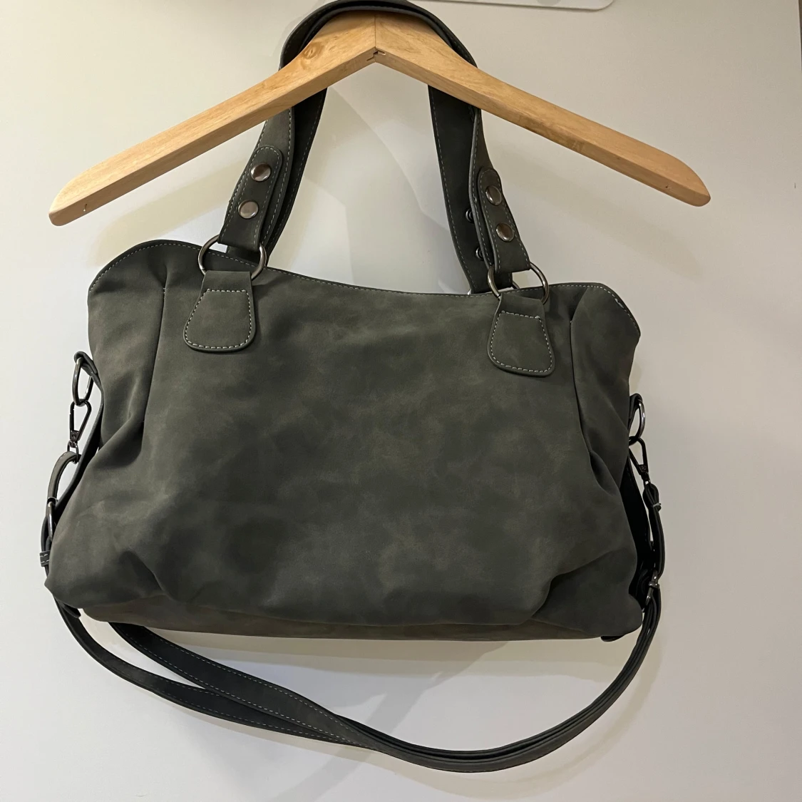 Grå/Grön axelväska med detaljer - 90