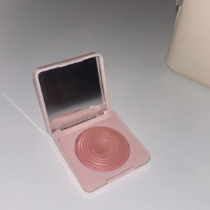 Rouge från CAIA - Säljer ett snyggt rouge från CAIA i färgen wild strawberry. Kommer i en stilren fyrkantig förpackning med inbyggd spegel (plast på spegeln kvar) Säljer för jag råkat köpa två stycken! Aldrig använd