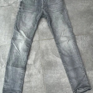 Jack and jones jeans  - Tjena! Säljer två stycken Jack and Jones jeans med modellen slim/glenn. Båda är i storlek W29 L30, inga defekter på någon av jeansen, de svarta är använda två till tre gånger. Priset är satt till 500 för båda. Om ni bara vill ha ett par så finns båda på enskilda annonser.