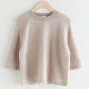 & other stories tröja - Säljer en stilren beige tröja med trekvartsärm från & other stories. Den är helt ny och har aldrig används (lapparna är kvar) utom att jag har prövat den 1 gång🩷 SNÄLLA KÖP🙏🏼