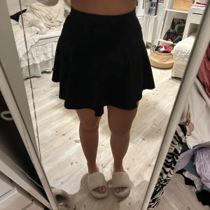 Svart kort kjol - Svart volang kjol i super skönt stretchiga material🥰