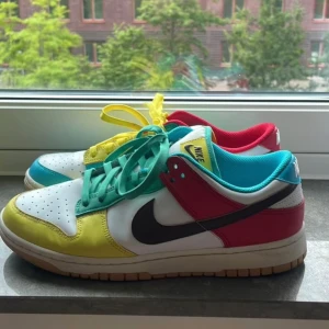 Free99 Nike Dunks - Säljer ett par unika dunks herr storlek 42,5. Fint skick, inte använda mycket. Över 2000kr i nypris och slutsålda just nu. 
