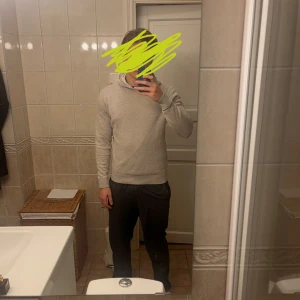 Beige polotröja - Säljer en stilren beige polotröja med långa ärmar. Perfekt för kyligare dagar och passar bra till både jeans och chinos.