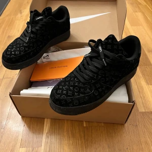 Louis Vuitton Air force 1 Black - Använda en gång, princip nyskick. Allt medföljer box, kvitto, dustbags, extra snören. Otroligt rare, går inte få tag på någonstans. Storlek 45,5 passar 46,45