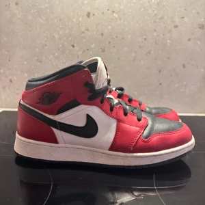 Nike Air Jordan1 Chicago black toe - Snygga Nike Air Jordans i klassisk färgkombination av rött, svart och vitt, Chicago black toe. Skorna är i väldigt fint skick, se bilder. Storlek 40 unisex men jag, dam storlek 39,5, har haft dem. Använda fåtal gånger. 