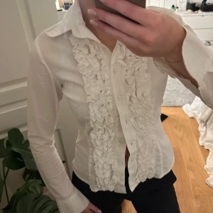 Vintage Skjorta - Supersnygg skjorta köpt vintage, vit med volanger framtill! Den är sparsamt använd och i fint skick!😇
