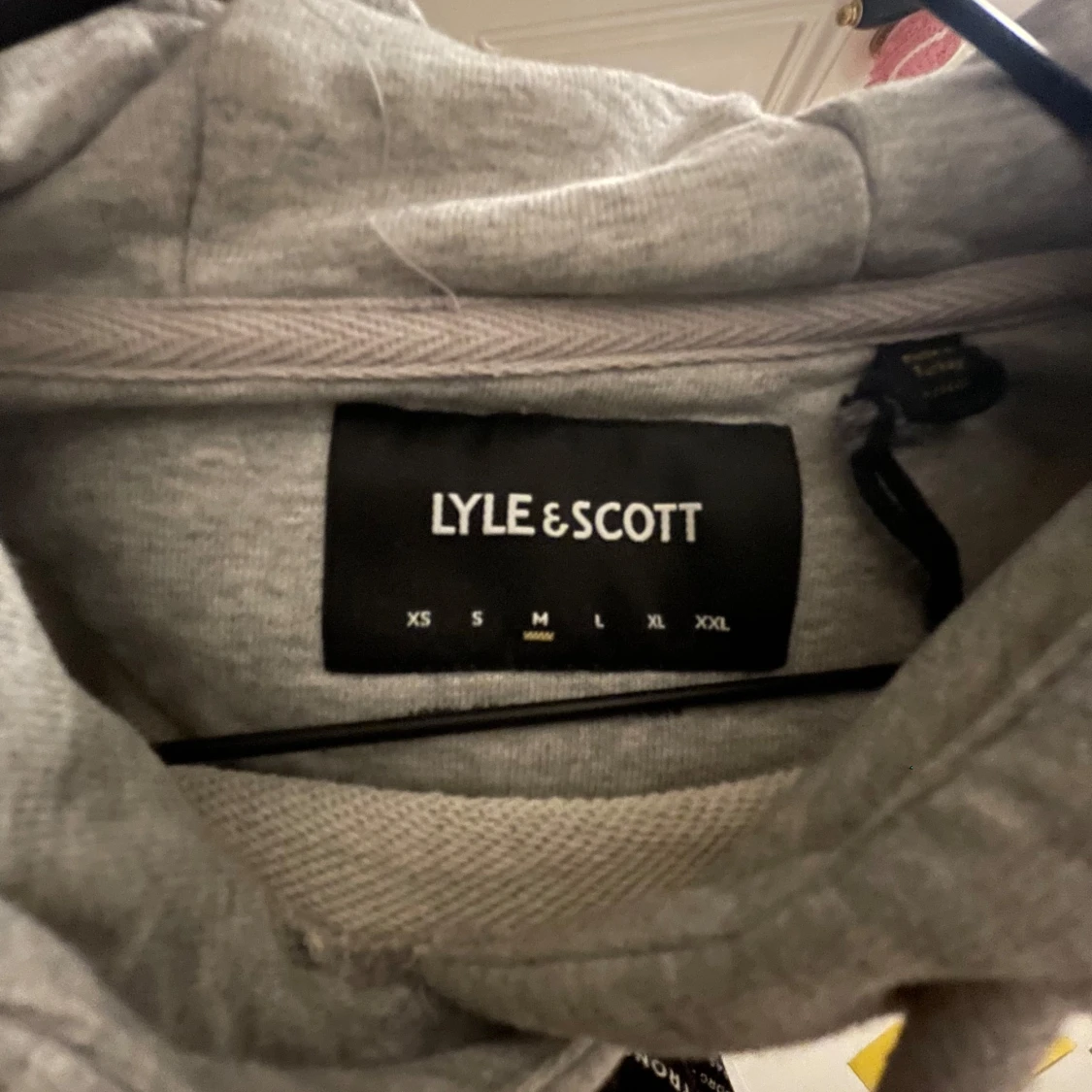 Grå hoodie från Lyle & Scott - 2