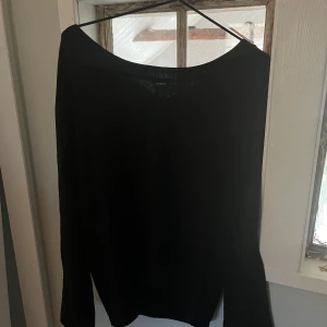 Svart tröja från Lindex - Säljer en stilren svart tröja från Lindex i storlek M. Tröjan har långa ärmar och en klassisk design som passar perfekt till olika tillfällen. Den är tillverkad i ett mjukt material för extra komfort.❤️ skriv för mer bilder eller info🥰