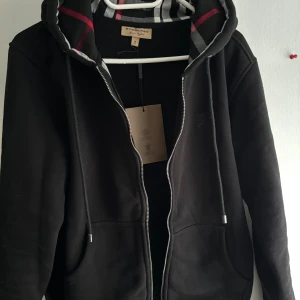 Burberry tröja - Säljer denna tröjan för att den är för liten på mig. Storlek: M men är som en S Den är äkta och kvitto finns. Använd endast 2 gånger så är som ny