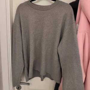 Grå stickad tröja - Säljer en grå finstickad tröja som är tjockare knappast använd kommer inte till användning