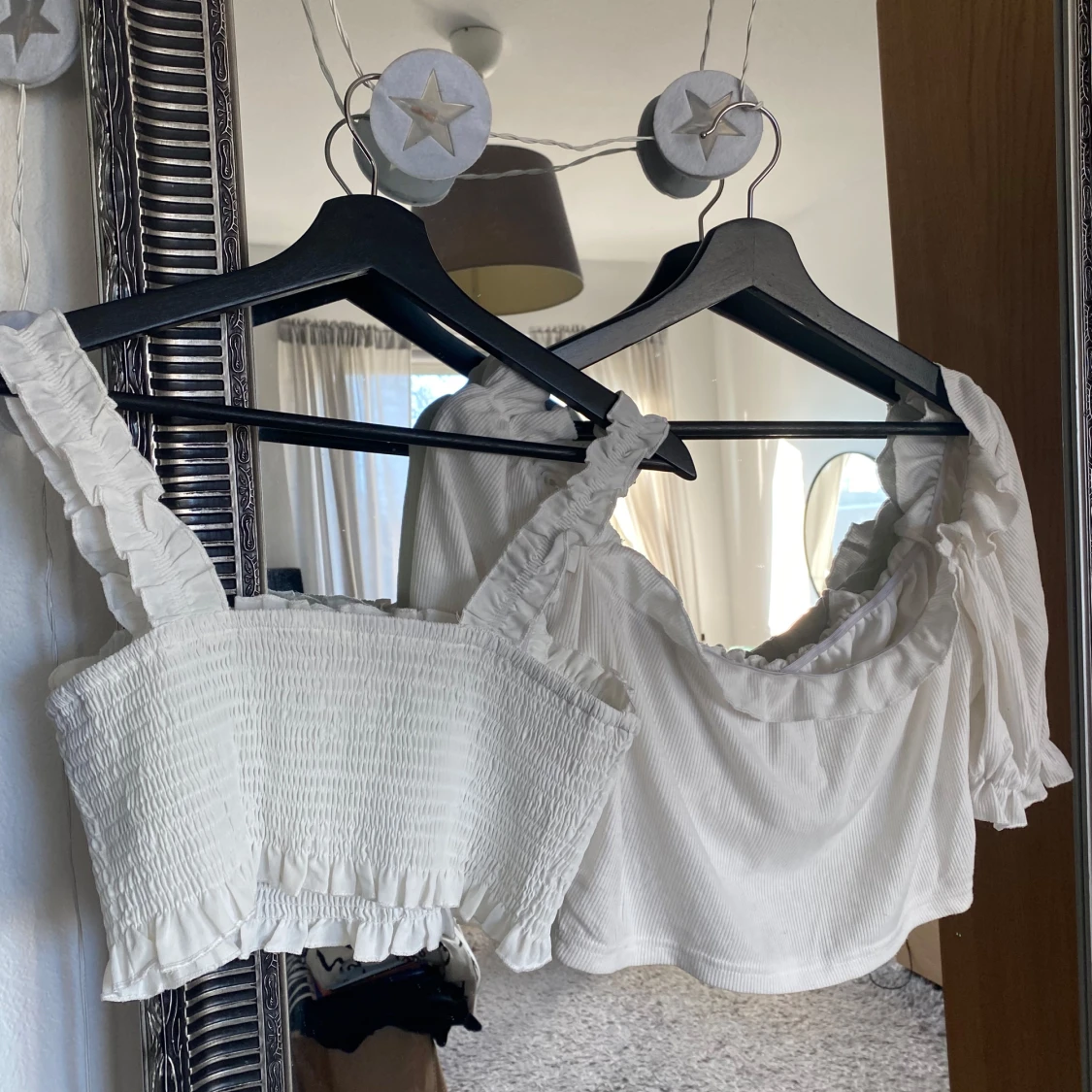 Vita toppar med volangdetaljer - 4
