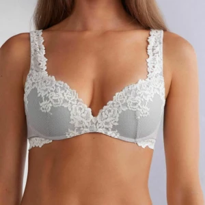 Intimissimi bh - Säljer min super populära slutsålda Intimissimi bh i modell (Super pushup Gioia Pretty Flowers) Se sista bild för lite trådar som sticker upp ( inget man lägger märke på) 💕 ordinarie pris 520kr