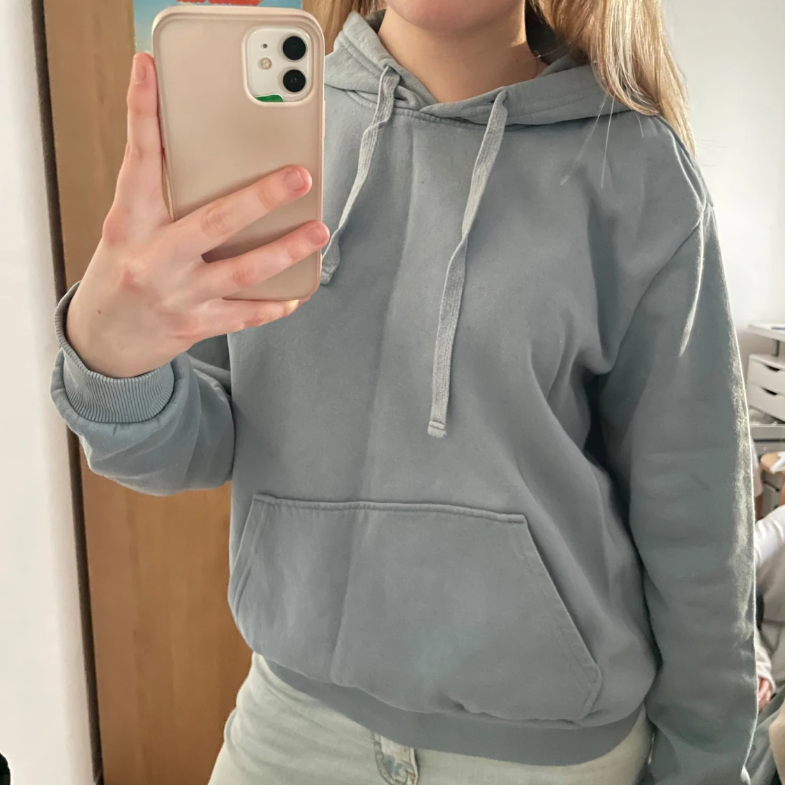 Ljusblå hoodie
