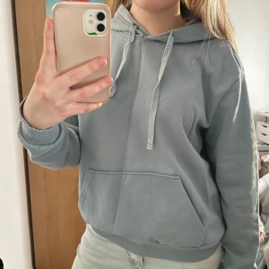 Ljusblå hoodie - Säljer en ljusblå hoodie för använder den inte längre och den är lite liten 🩷 
