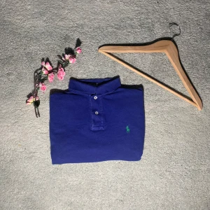 Blå Ralph Lauren piké  - 📊Färg: Blå  📏Storlek: Medium  ♻️ Skick: Detta är en ny Ralph Lauren piké utan några synliga defekter!  🧵Material: 100% Bomull  📦: Leverans inom 24h  💸: Köp nu innan någon  annan gör det!   Tack 🤩  