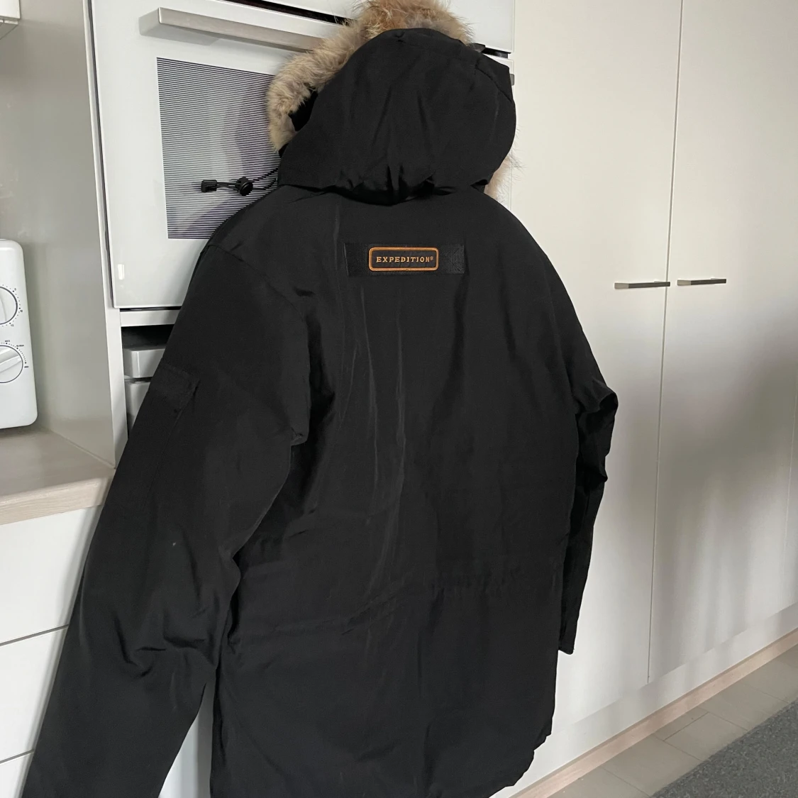 Svart parkajacka med pälsdetaljer - 2