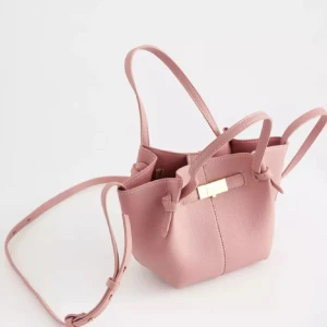 Rosa axelväska - JÄTTESNYGG rosa väska som aldrig har används. Helt slutsåld på hemsidan. Går att bära som axelärmsväska men går även att bara hålla i då den har två olika band🩷