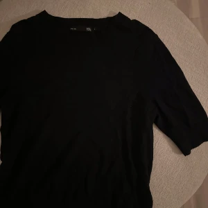Stickad tshirt  - Stickad tshirt fråm lager 157 i storlek M, aldrig använd 